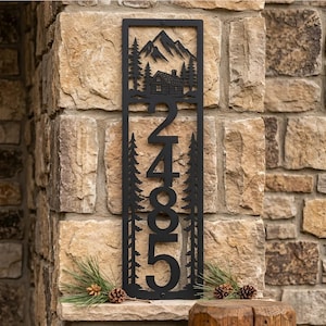 Plaque de numéro de maison personnalisée en métal, plaque d'adresse verticale en métal avec montagnes, pins et scène de lodge
