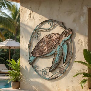 Op de afbeelding: Metalen wandkunst met een zeeschildpad in bruin- en blauwtinten, geplaatst in een cirkelvormige lijst met schelp- en golfdetails. Het kunstwerk is bevestigd aan een getextureerde beige muur.