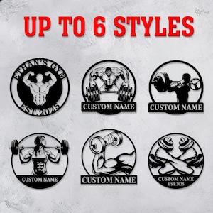 Peut inclure: Décoration murale en métal noir avec six modèles sur le thème de la salle de sport. Chaque modèle représente une figure musclée soulevant des poids ou posant. Le texte "UP TO 6 STYLES" est en haut. Certains modèles incluent le texte "CUSTOM NAME" et "EST.2025".
