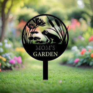 Personalized Frog Garden Sign with Stake, Frog Name Sign, Frog Metal Wall Art, Frog Decor, Pond Decor, Home Decor, Lake House Sign Metal art