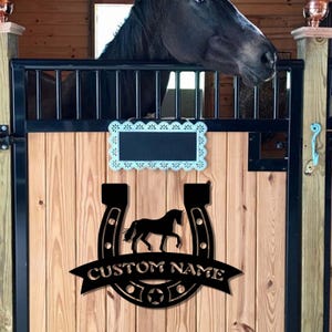 Letrero metálico personalizado para establo de caballos, letrero de herradura, nombre de herradura personalizado, placa con nombre de granero, regalo para granjas, regalo para amantes de los caballos