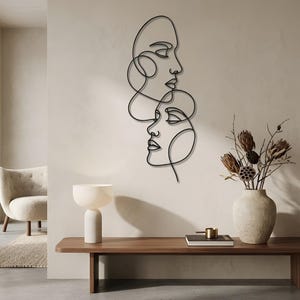 Quadro astratto in metallo con volto, decorazione minimalista con linee pulite, ritratto femminile moderno da appendere al muro per il soggiorno.