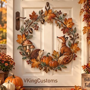 Peut inclure: Une couronne circulaire ornée de feuilles d'érable orange et brunes, de glands, de baies, de champignons, d'un hérisson et d'un renard. La couronne est fixée sur une porte blanche avec le texte VKingCustoms en bas. Le motif inclut deux citrouilles.