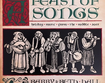 Könnte beinhalten: Ein rechteckiges Albumcover mit dem Titel Feast of Songs, Holiday Music from the Middle Ages von Barry und Beth Hall. Das Design zeigt einen großen grünen Buchstaben A und fünf Figuren, die verschiedene Instrumente spielen, in Schwarz-Weiß.