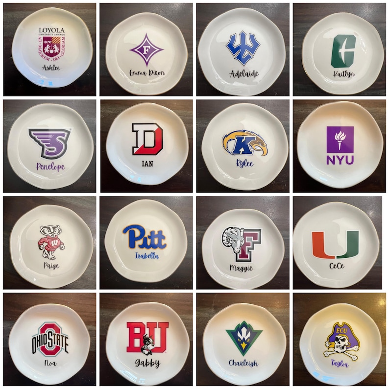 Puede incluir: Una colecci&oacute;n de platos de cer&aacute;mica blancos, cada uno con el logotipo de una universidad y un nombre. Los logotipos son de varios colores, incluyendo morado, verde y naranja. Nombres como Ashlee, Emma Dixon y Kaitlyn se muestran.