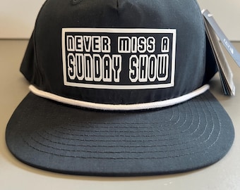 Gorra de ala plana con cuerda - “Nunca te pierdas un espectáculo dominical”
