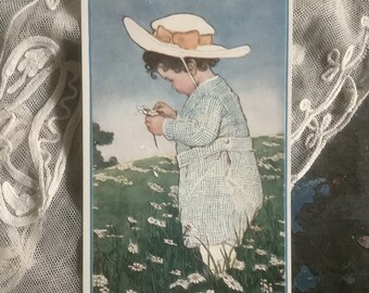 She Luf's Me - Ragazzo con margherite - Cartolina di Jessie Wilcox Smith - Effimera antica