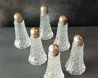 Set vintage di 6 saliere e pepiere individuali in vetro pressato con coperchi in argento sterling.