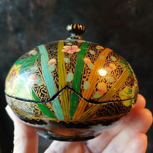 Vintage Kashmir Hand-Made Lacquer Papier Mache Round Lidded Floral Painted Trinket/Jewelry Box, Signed
