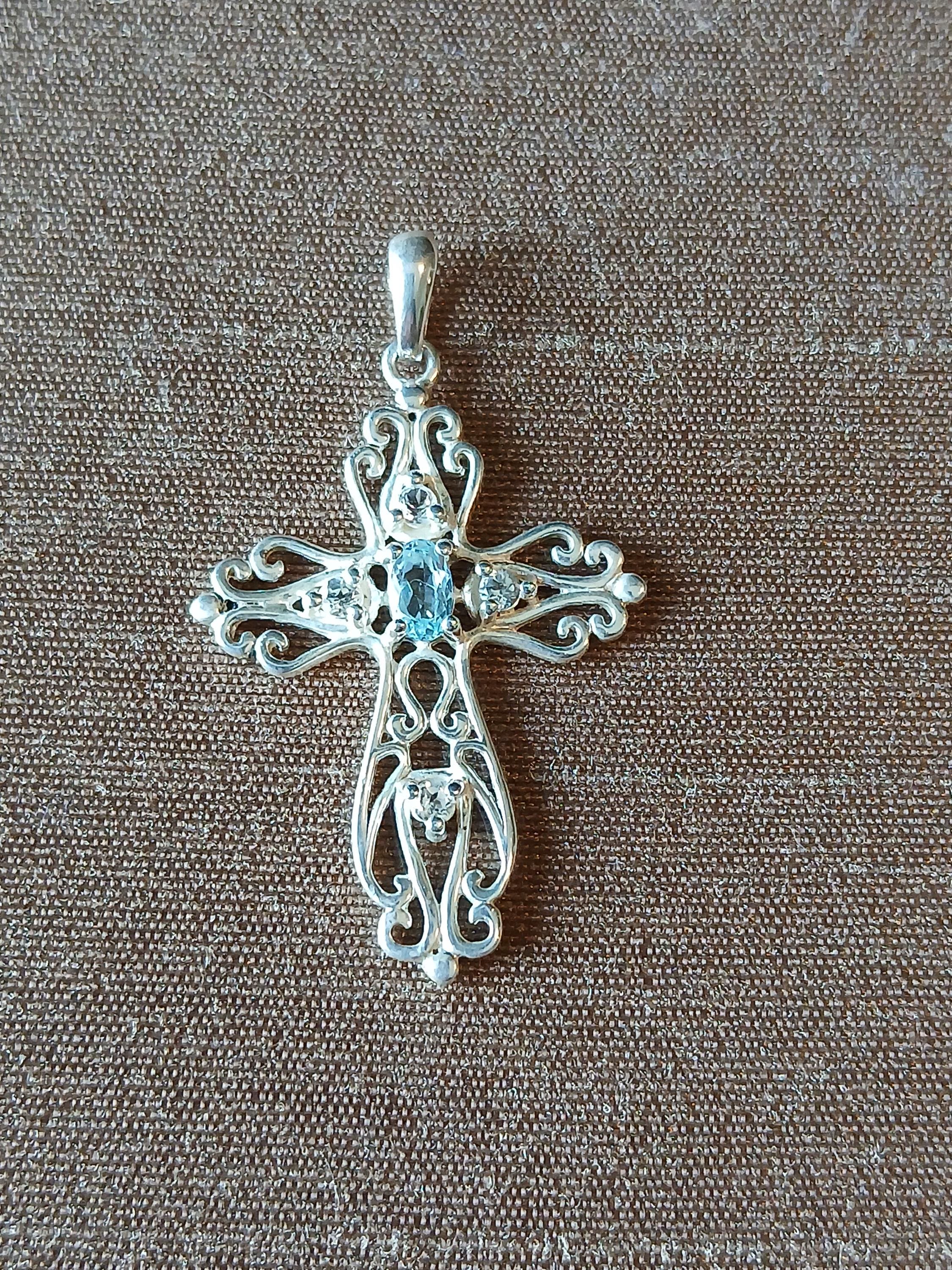 Pendentif Croix Vintage Avon En Argenté Filigrané Avec Strass - Collier Occasion