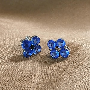 Vintage Beautiful Bright Blue Crystal & Sterling Silver Screwback earrings, 4 crystals on each in diamond shape
