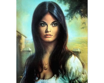 Peut inclure: Une peinture d'une femme aux longs cheveux noirs portant une blouse blanche et un collier en or avec un pendentif. L'arrière-plan est un paysage doux bleu et vert.