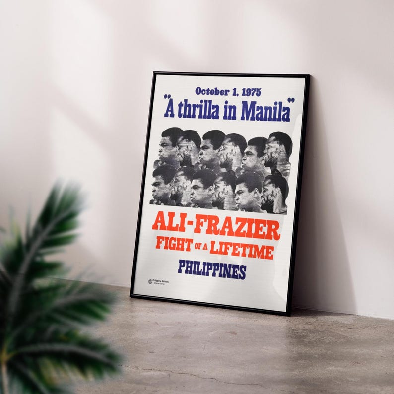 Op de afbeelding: Een vintage poster die reclame maakt voor de bokswedstrijd "Thrilla in Manila" tussen Muhammad Ali en Joe Frazier. De poster bevat een collage van foto's van de twee boksers, met de tekst "October 1, 1975" en "A thrilla in Manila" bovenaan. De poster bevat ook de tekst "ALI-FRAZIER FIGHT OF A LIFETIME" en "PHILIPPINES".