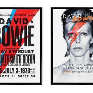 Könnte beinhalten: Zwei gerahmte David Bowie-Poster. Das linke Poster wirbt für eine Ziggy Stardust-Aufführung im Hammersmith Odeon 1973. Das rechte Poster zeigt Bowie mit Blitz-Make-up und dem Text "DAVID BOWIE".