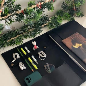 Funda de cuero genuino hecha a mano para MacBook, computadora portátil, iPad y tableta con organizador: calidad superior, protección y almacenamiento con estilo