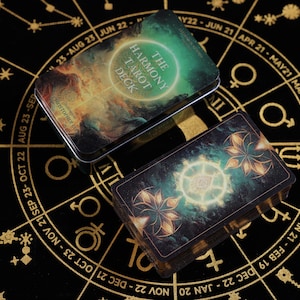 LA BARAJA DE TAROT HARMONY: Baraja de 78 cartas de arte místico con estuche metálico, bordes dorados a mano y guía del viaje del alma. Presentación en caja de hojalata.