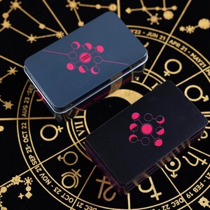 NEON MOND TAROT - Cyberpunk Sternzeichen Deck w/ Glow-in-Dark Ink | 78-Karten Astral Orakel + Neon Ratgeber, Blechdosen-Verpackungssammlung