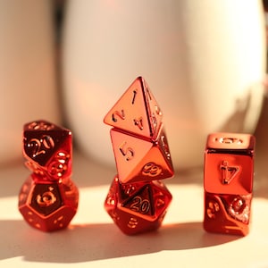Juego de dados poliédricos de resina de metal rojo con hojas reales y bordes afilados para juegos de D&D, RPG y MTG.
