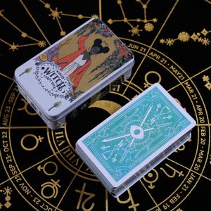 MODERNE HEXE Tarot Deck- Feministische Kunst & Sternzeichen-Magie, 78-Karten-Set mit Anleitung für spirituelles Erwachen, Geschenke für Mädchen, Blechdose