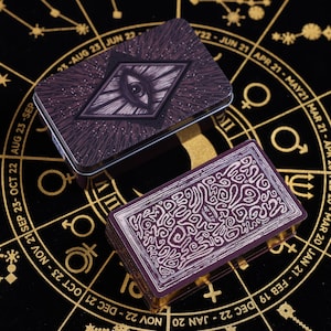 THE LIGHT VisionS Tarot - Schwarz-Weiß-Artistry-Deck mit Sternzeichen, beruhigende Symbole, 79-Karten-Anleitung, Geschenke für Mädchen, Blechdose