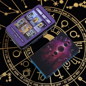 APRENDIZAJE DE LAS CARTAS DEL TAROT: Baraja de 78 cartas con estuche metálico, perspectivas astrológicas y guía de chakras para viajes del alma. Presentación en caja de lata.