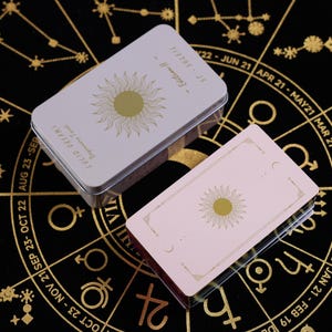 TAROT SUEÑOS LÚCIDOS: Baraja de 78 cartas pintada a mano con estuche metálico / Viaje intuitivo de sueños + Percepciones del alma, empaquetado en caja de hojalata