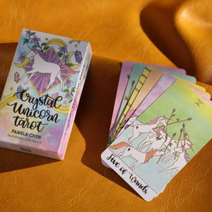 クリスタルユニコーンタロットデッキ - アドベンチャータイムタロット、初心者とコレクター向けの手描きの神秘的なカード