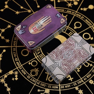 EL TAROT MISTERIOSO: Baraja de 78 cartas pintada a mano con caja de terciopelo / Arte caprichoso + Guía de viaje místico, empaquetado en caja de hojalata