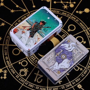 Tarot de los Animales Sagrados NUMEN BLANCO - Guardianes del Zodíaco, Arte Animista en Blanco y Negro / Baraja de Sanación de 78 Cartas con Guía, Colección en Caja de Lata