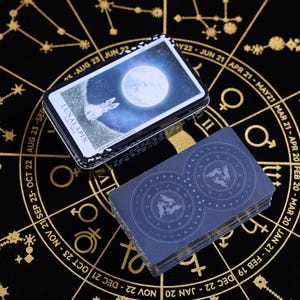 BARALHO DE TARÔ LUNALAPIN: Oráculo do Coelho da Lua com 78 cartas e estojo de metal ｜Baralho de intuição dourado à mão + ferramenta de jornada espiritual, embalagem em caixa de lata