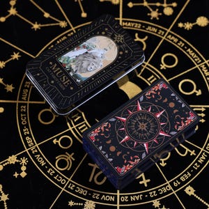 Cartes de tarot MUSE CAT : jeu d'oracles félins illustré à la main avec boîte en métal | 78 cartes artistiques Mystic Cat + Ritual Guide, emballage boîte métallique