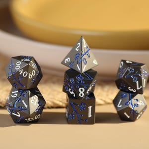 Juego de dados de metal estilo retro chino con hojas reales y bordes afilados para juegos de D&D, RPG y MTG.