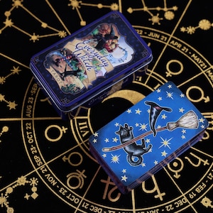 TAROT BRUXA DIÁRIA - Caixa de metal com marcação do zodíaco e magia diária | Baralho de 78 cartas com guia, familiares felinos, coleção de caixa de lata