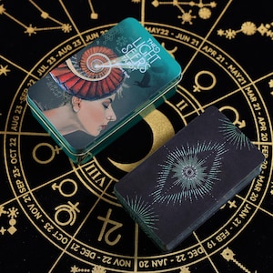Tarô THE LIGHT SEER'S: Baralho de 78 cartas em relevo com guia, arte iluminada à mão e oráculo intuitivo para a jornada da alma, embalagem em caixa de lata