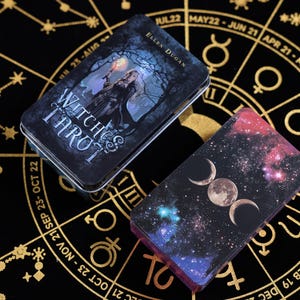 TARÔ DAS BRUXAS - Caixa de Grimório com Datas do Zodíaco e Metal | Baralho Místico de 78 Cartas com Guia Lunar + Mapa Estelar Negro, coleção de embalagens em caixa de lata