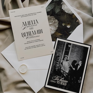 Puede incluir: Juego de invitaciones de boda con una invitación color crema con los nombres Amelia Johnson y Benjamin Williams. Incluye una tarjeta fotográfica en blanco y negro y un sobre con forro floral. El texto de la invitación incluye la fecha, hora y lugar en la Toscana, Italia.