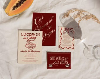 Puede incluir: Un conjunto de papelería de boda que incluye una invitación color crema con el texto Lucky in Love y Las Vegas, una tarjeta roja oscura con Our Elopement in Vegas, una tarjeta roja pequeña con See You in Las Vegas y una tarjeta translúcida con bordes rojos.
