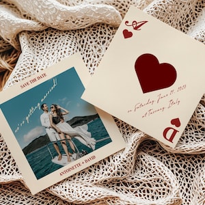 Karty do gry Save the Date - Romantyczna czerwona i kremowa karta ze zdjęciem, kwadratowe eleganckie ogłoszenie o ślubie w stylu vintage, wyjątkowe zaproszenie