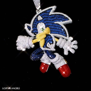 Colgante hip-hop de Sonic The Hedgehog con brillantes circonitas. Joyería urbana de dibujos animados para hombres y mujeres. Regalos de rapero.