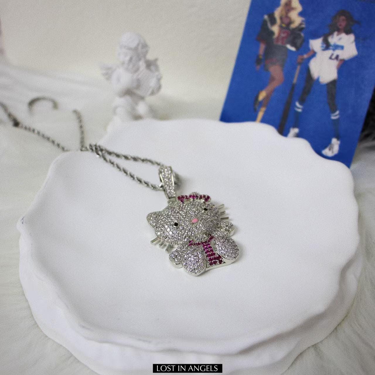 キラキラ輝くハローキティネックレス：ダイヤモンドチャーム 