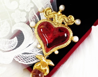 Broche de corazón de cristal rojo rubí de estilo barroco: regalo de San Valentín en tono dorado.