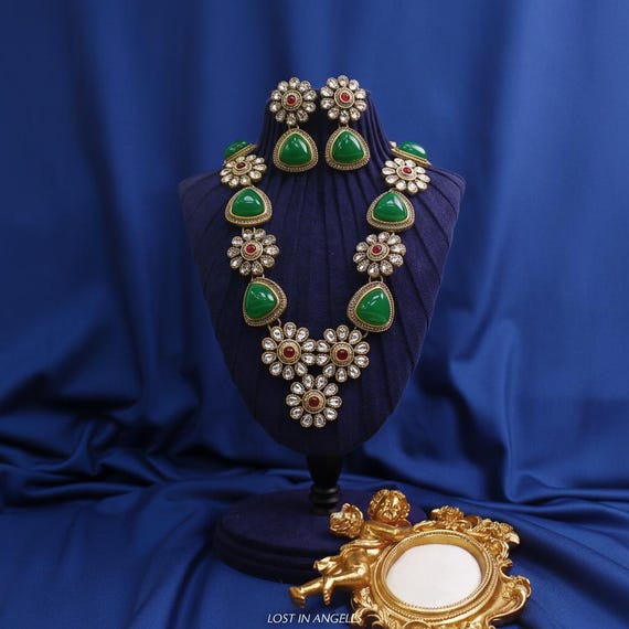 ORECCHINI SCUDO CON FILO DI STRASS Colore metallo ORO ORECCHINI SCUDO CON FILO DI STRASS Colore metallo ORO