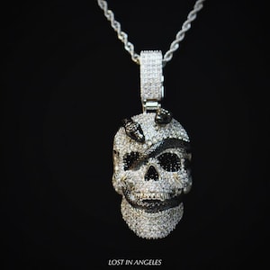 Collier pendentif serpent et tête de mort en strass : bijoux gothiques hip-hop
