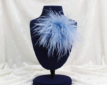 Broche artesanal em forma de flor com penas azul-claro, modelo marcante, estilo fascinator (15 cm)