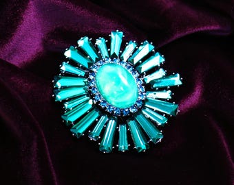 Broche floral esmeralda vitoriano: broche de inspiração vintage
