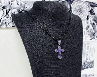 Collar con colgante de cruz de circonita morada: cadena de acero inoxidable negra, joyería gótica de hip hop.
