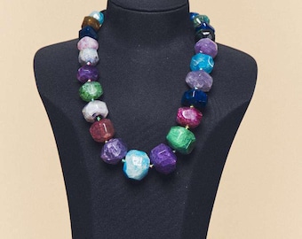 Collar llamativo de ágata azul hecho a mano: joyería boho brasileña con piedras preciosas.