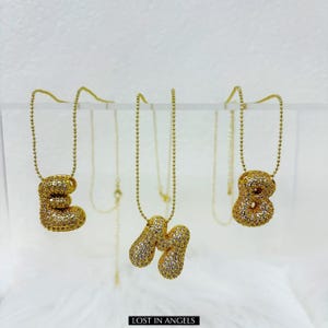 Colar com pingente de letras grossas e brilhantes de ouro hip hop Y2K com corrente de aço inoxidável | Estilo Grillz com zircônia cúbica e diamantes | Joias de streetwear