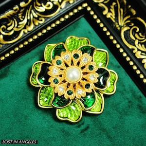 Vintage-Inspired Green Floral Brooch - French Style Handmade Resin Flower Pin - Elegant Botanical Jewelry