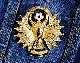 Gouden emaille pin voetbaltrofee | Badge WK voetbal revers